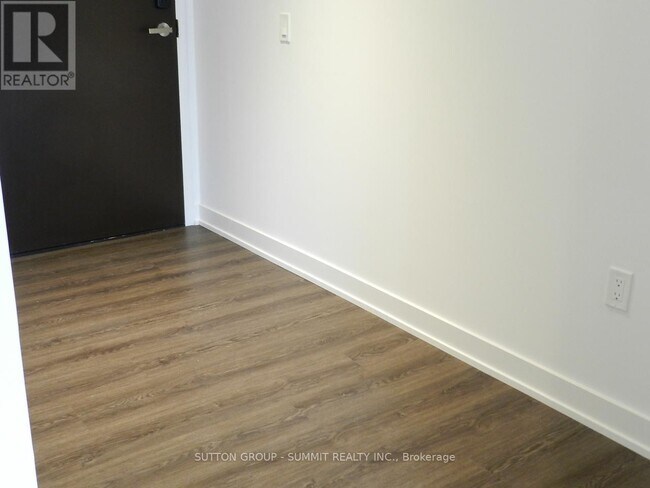 Building Photo - 448 Burnhamthorpe Rd W