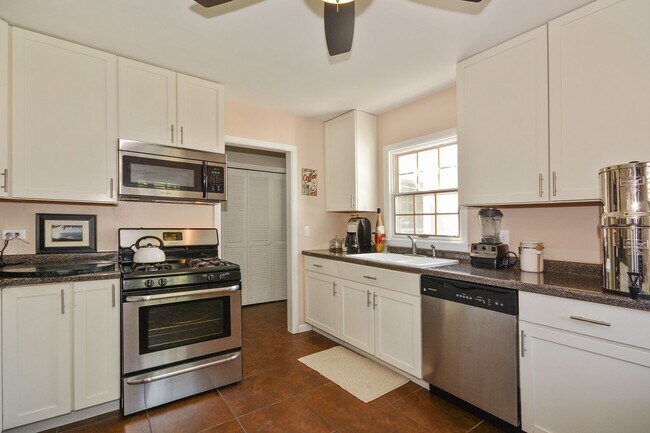 Building Photo - 1308 S Washington St