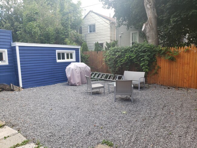 Private backyard - 29 College St