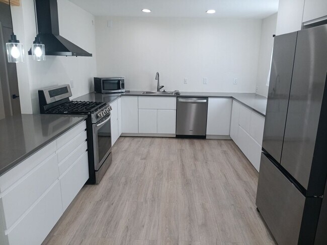 Foto del edificio - 3 Bedroom, 1 Bathroom Home! Schedule a Showing Soon!