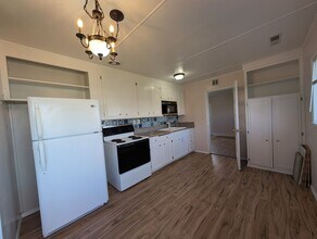 Building Photo - 628 Burns St