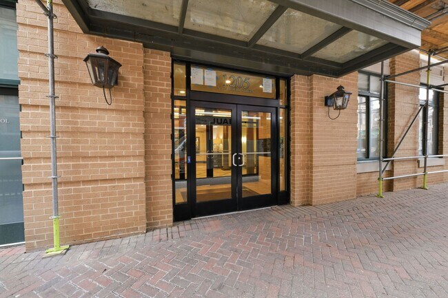 Foto del edificio - Experience refined urban living in this rarely available one bedroom residence in the coveted Sta...