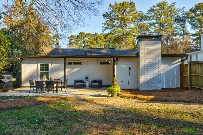 Building Photo - 995 Lindbergh Dr NE
