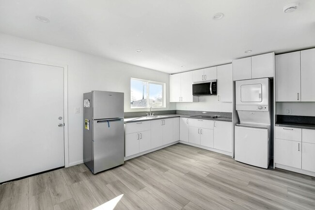 Building Photo - Newly renovated 1 bedroom / 1 bath apartment available now!