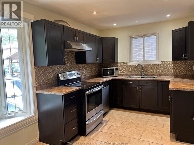Photo du bâtiment - 1464 Bayswater Crescent