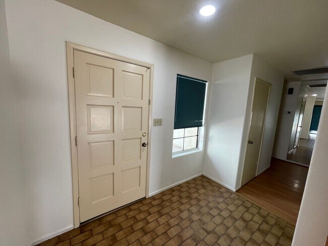 Building Photo - Move In Ready Mesa Del Sol Home!