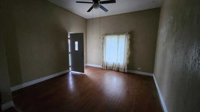 Building Photo - Cozy 2 bedroom available!