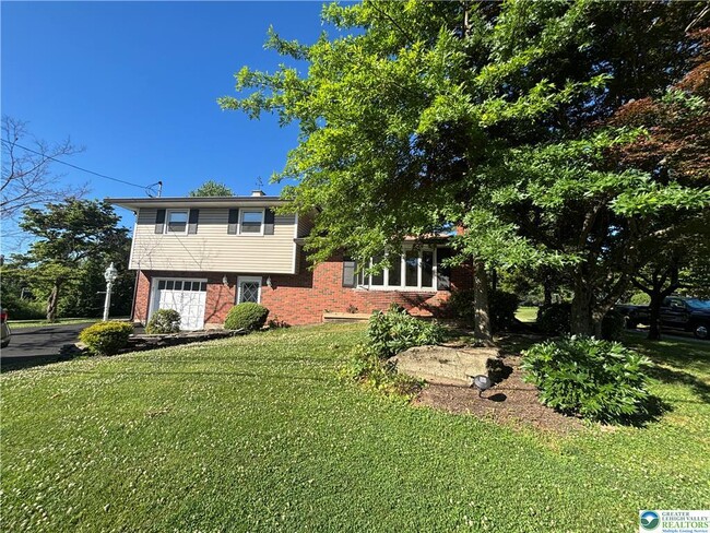 Building Photo - 3200 Highland Dr