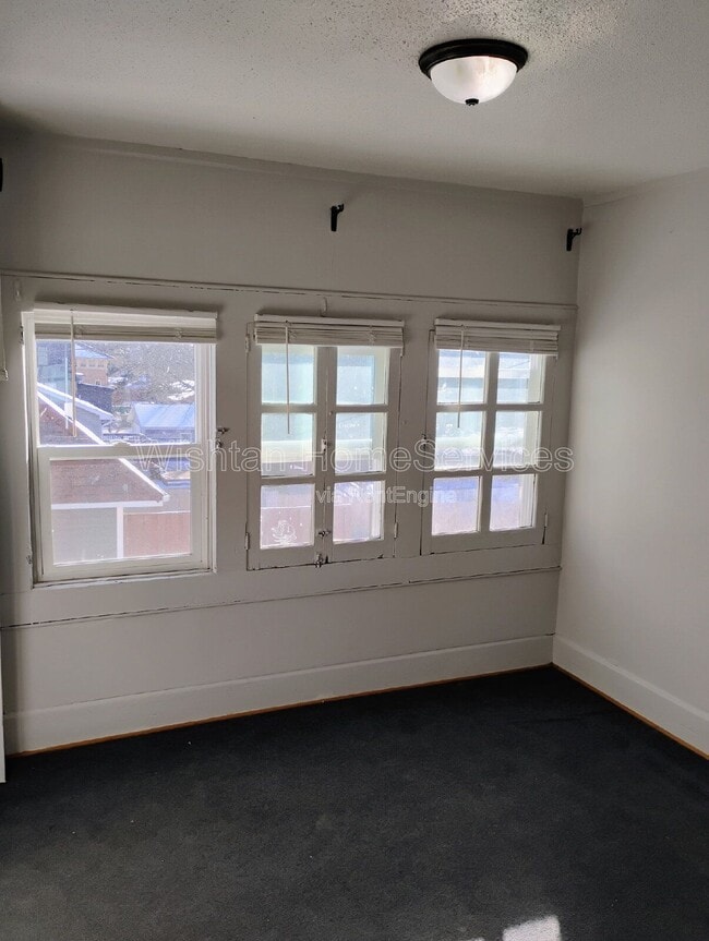 Building Photo - 1086 N Cedar St