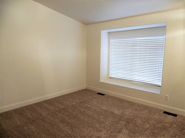 Building Photo - 46 E 2450 S