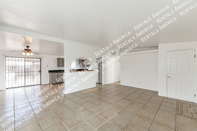 Foto del edificio - 801 E Holaway Dr