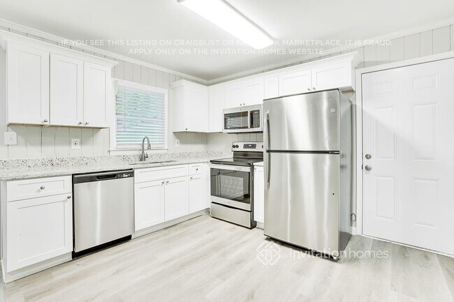 Building Photo - 2550 Greenwood Cir