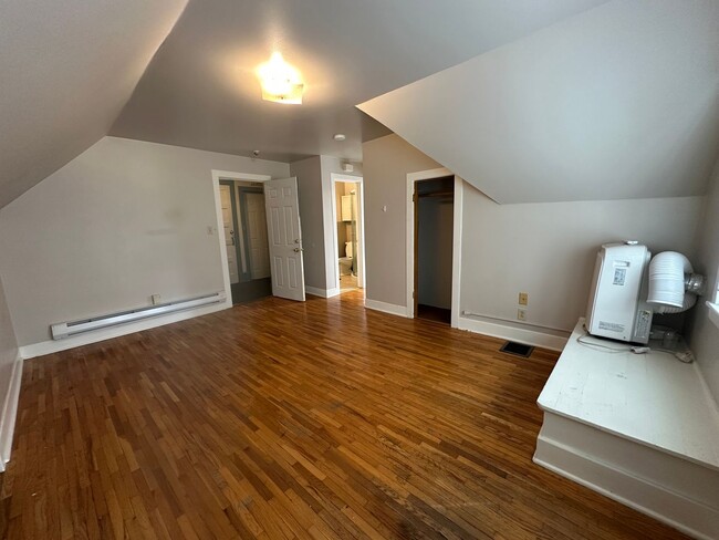 Building Photo - L986
