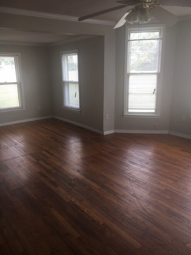 Building Photo - 5 Bedroom 2 Bath Extremely close to U of A !