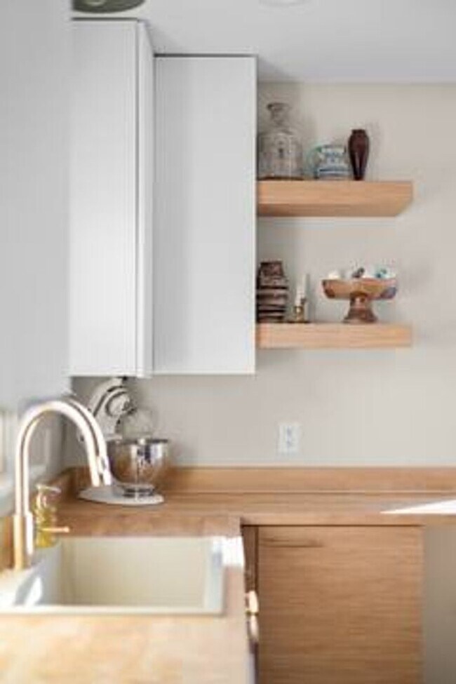 Foto del edificio - Stunning 4BR/2BA Home in Prime West End Lo...