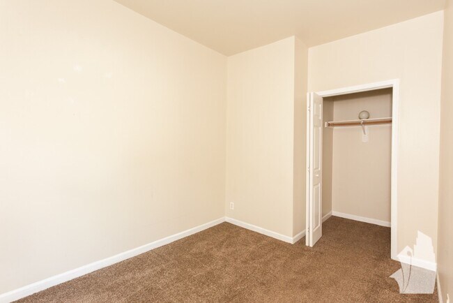 Foto del edificio - 2321 N Albany Ave