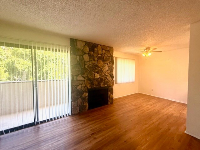 Balcón grande, chimenea, DA - 11819 Kiowa Ave