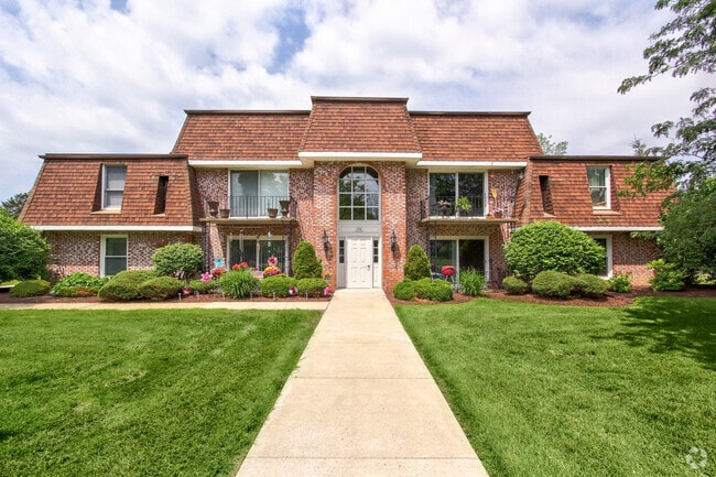 Building Photo - Quakertowne