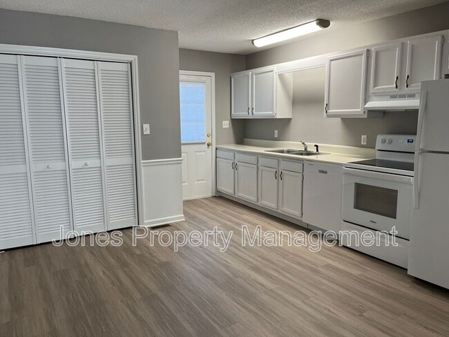 Foto del edificio - 2883 Mountcrest Circle