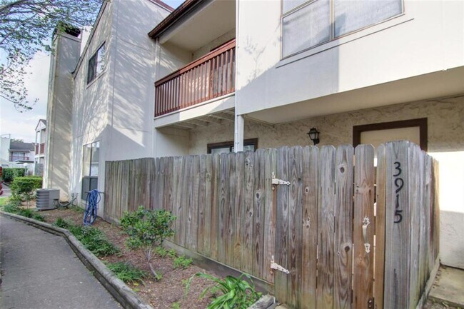 Building Photo - 3915 Tanglewilde St