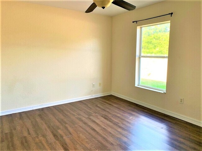 Building Photo - 3/2/2 home, 9 miles from WEC!