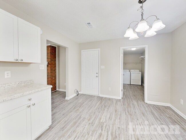 Foto del edificio - 355 Paula Ct