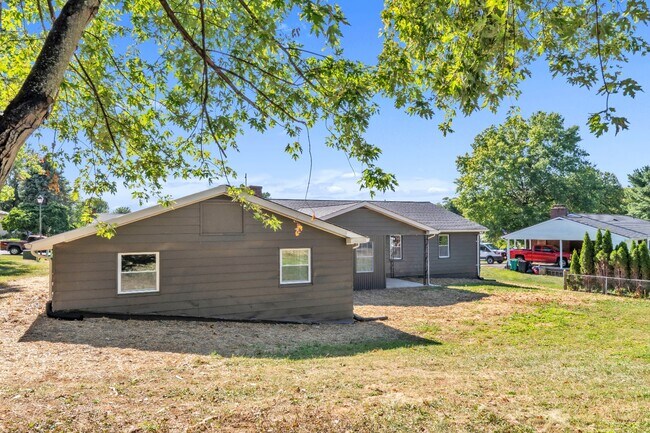 Building Photo - 211 Della Ln