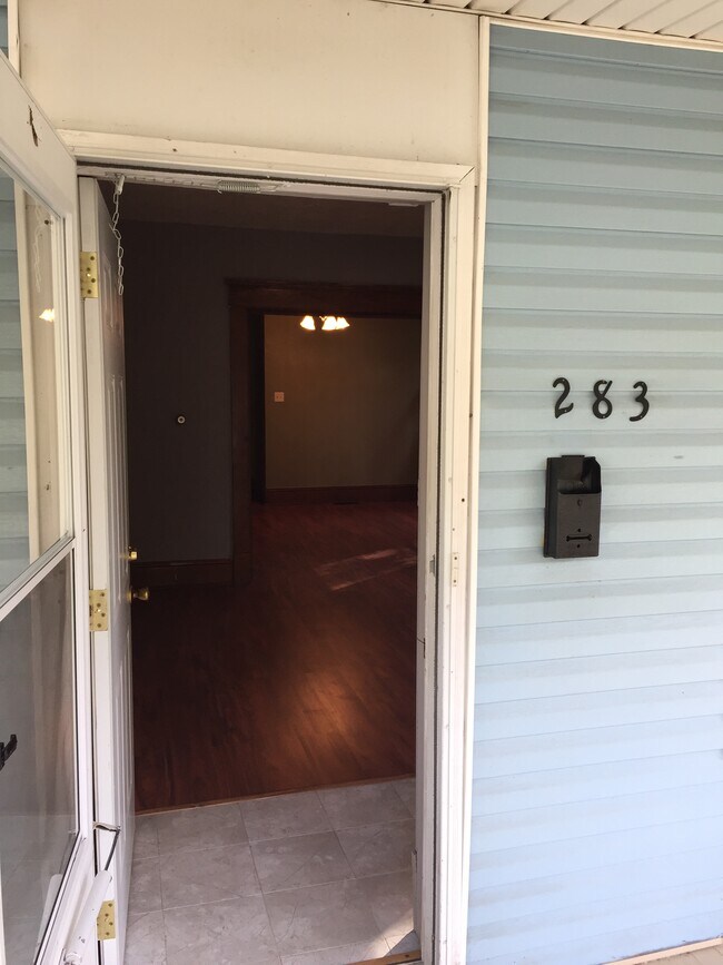 Foto del edificio - 283 W 5th St