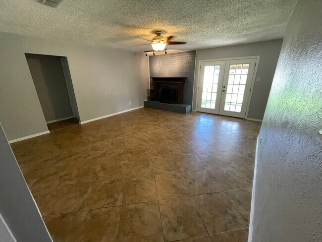 Foto del edificio - 5712 Twin Oaks Dr