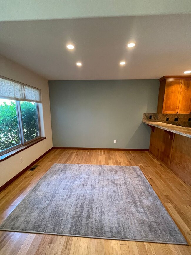 Building Photo - Stunning single-story Kala Point condo.