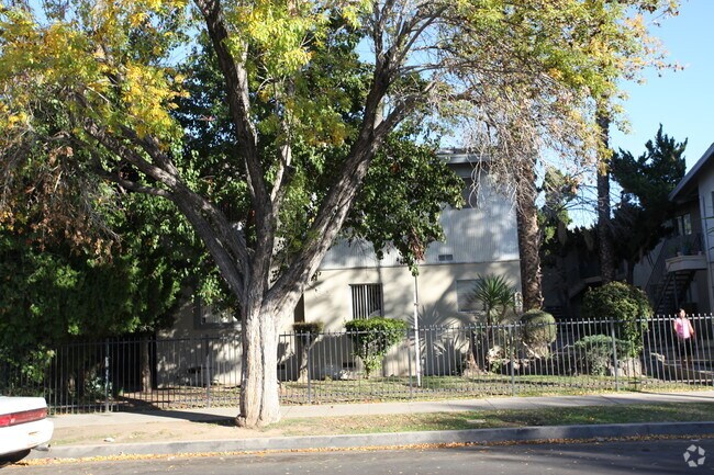 Building Photo - 7336-7340 Milwood Ave, Canoga Park