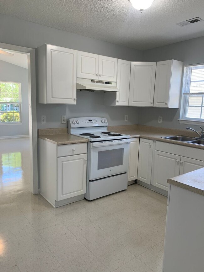 Foto del edificio - 3 Bedroom 2 Bath House on Hillsdale Drive w/Storage