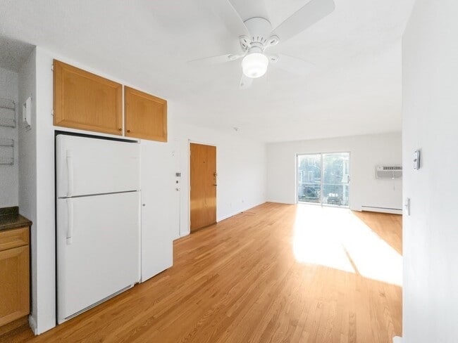 Building Photo - 8 Robinwood Ave