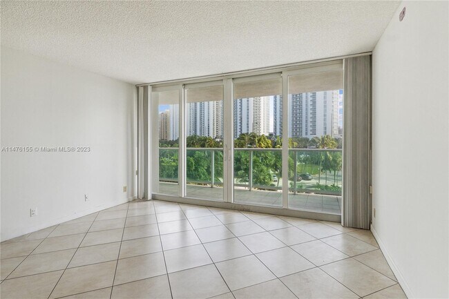 Building Photo - 100 Bayview Dr