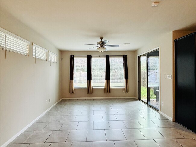 Foto del edificio - 3318 Rainflower Springs Ln