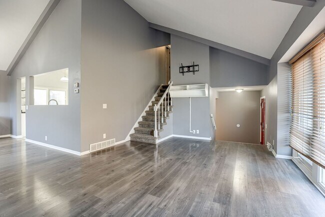 Building Photo - Spacious 4 Bedroom With Updated Kitchen, F...
