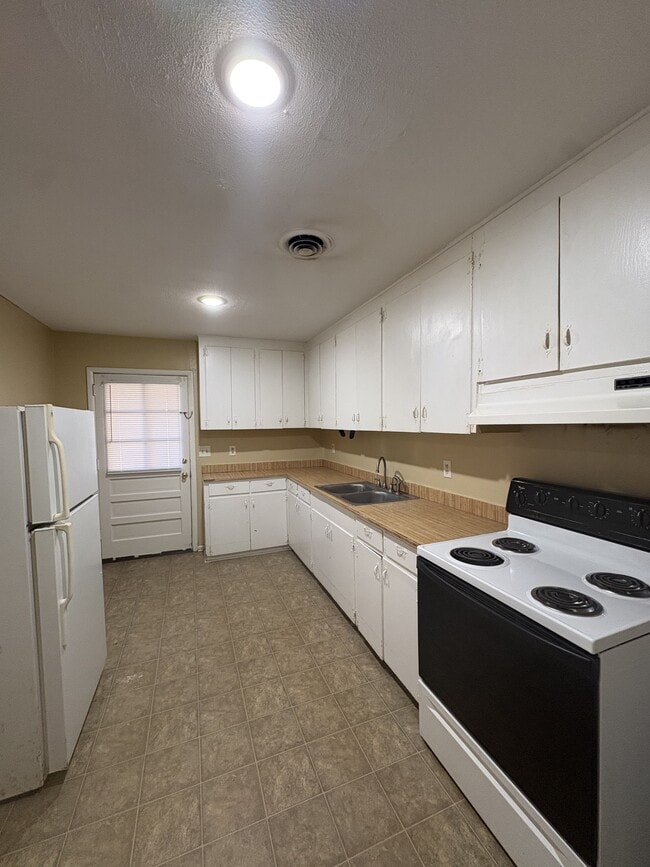 Building Photo - 228 Frieda Ln