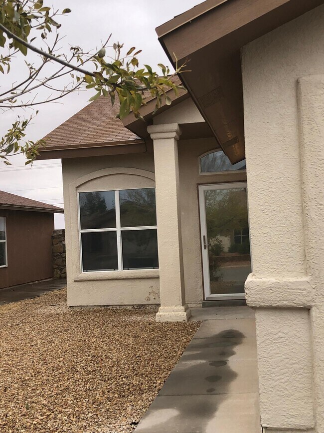 Building Photo - 14335 Island Point Dr