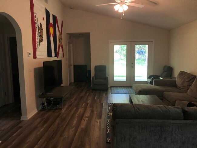 Foto del edificio - 1 BEDROOM FOR RENT: Private Bedroom W/ Sha...