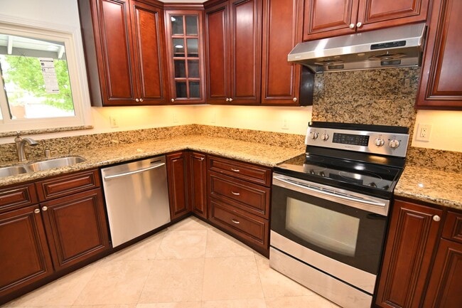 Photo - 1847 Yosemite Dr House