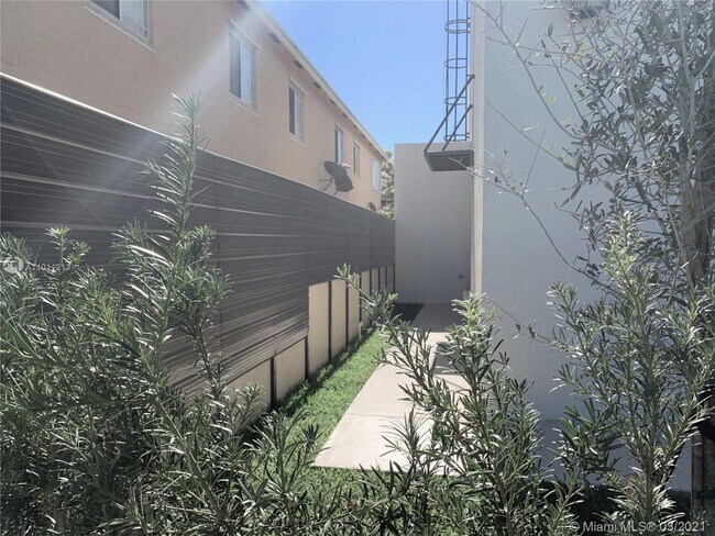 Foto del edificio - 312 E 6th St