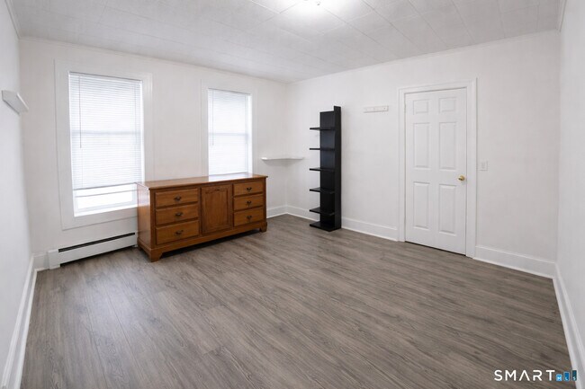 Building Photo - 687 Hallett St