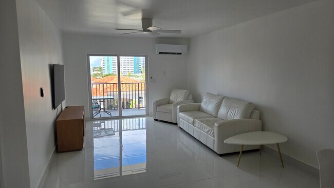 Foto del edificio - 3000 Riomar St