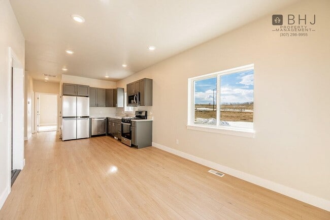 Building Photo - BRAND NEW 2 bed/  2 bath Do Friendly Twin ...