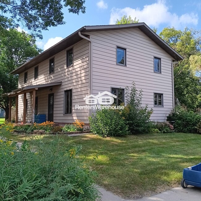 Building Photo - 901 3rd St S