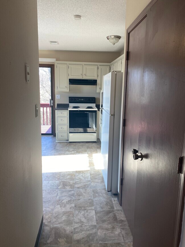 Kitchen - 200 Sky Vue Dr