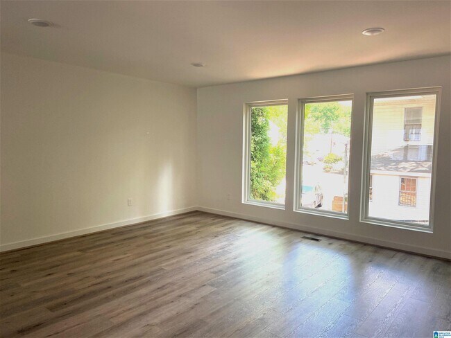 Building Photo - 1717 13th Ct S