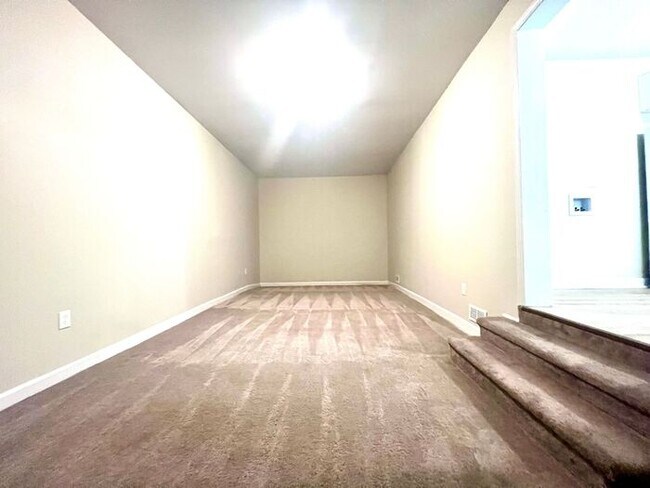 Foto del edificio - 3 BEDROOM MADE FOR YOU - Available for Mov...