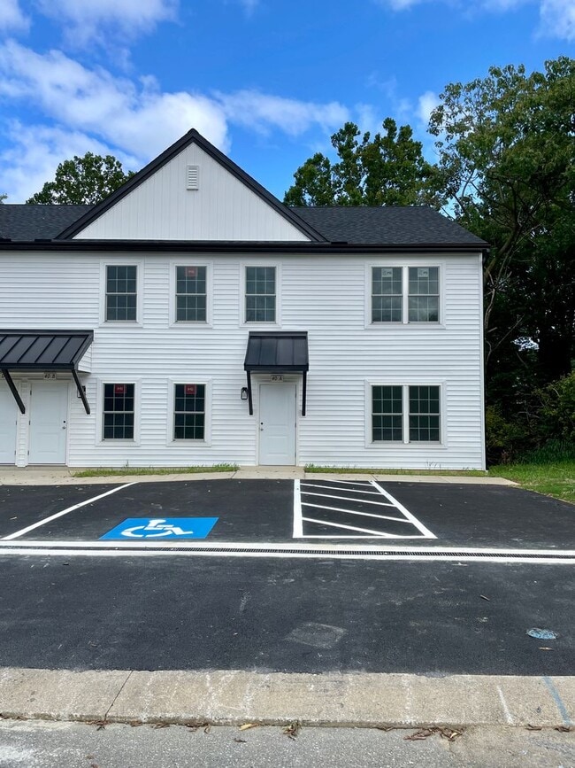 Building Photo - 558 Longfellow Dr