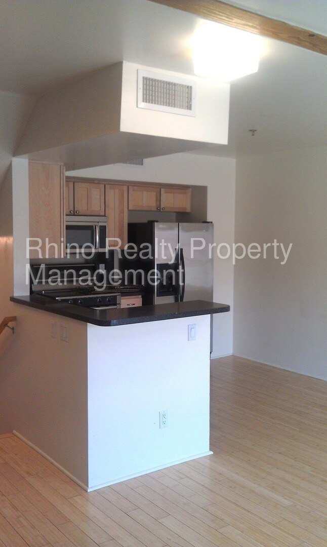 Building Photo - Downtown Loft! All the amenities